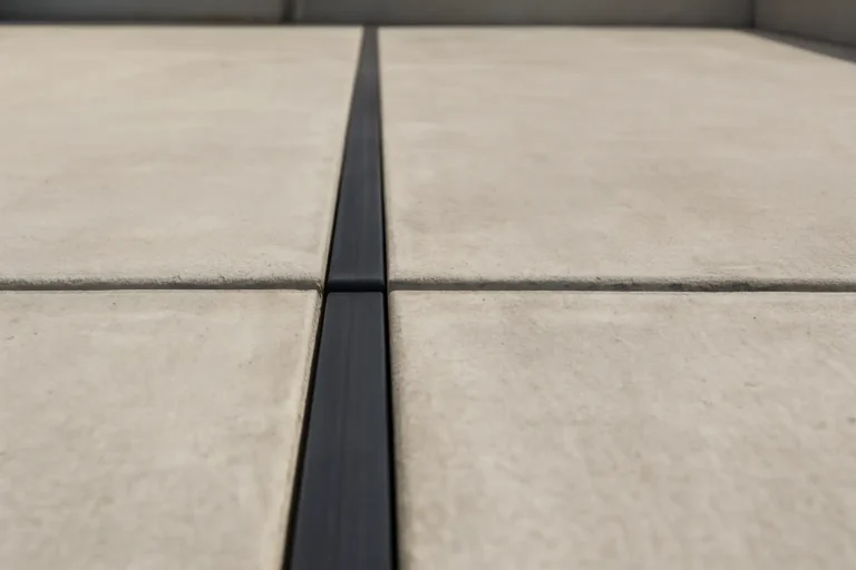 Joint de dilatation visible entre deux parties d’une dalle béton sur une terrasse