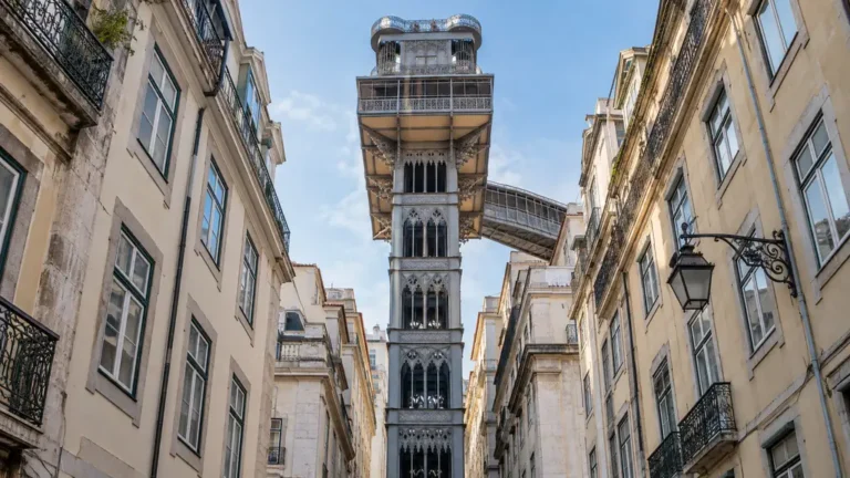 Ascenseur de Santa Justa et sa structure métallique entre les immeubles de la Baixa à Lisbonne