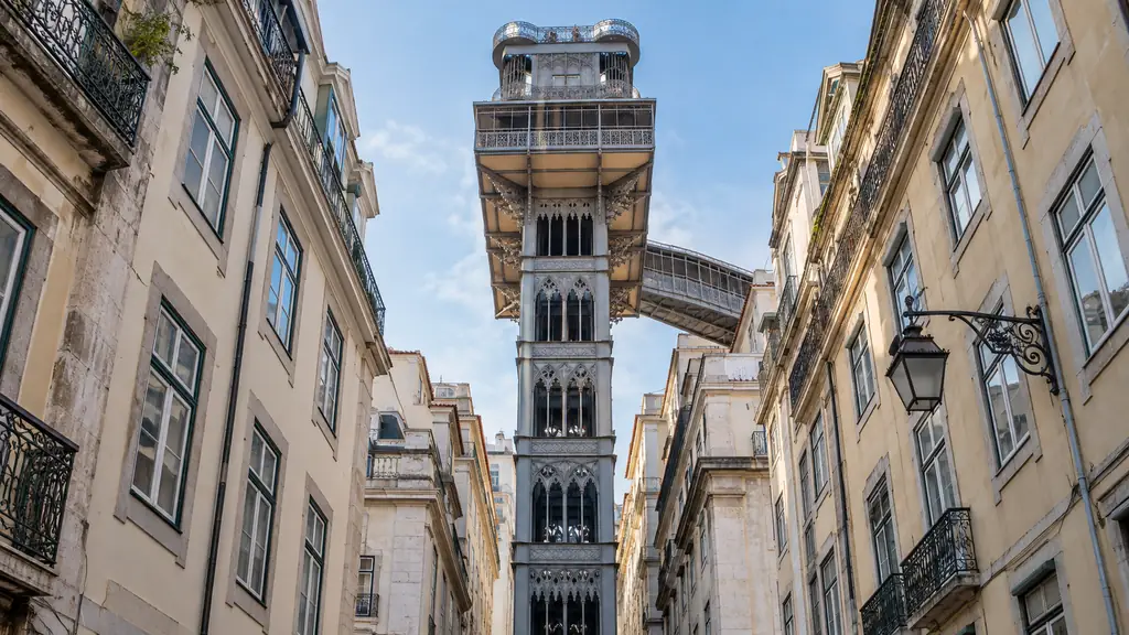 Ascenseur de Santa Justa et sa structure métallique entre les immeubles de la Baixa à Lisbonne